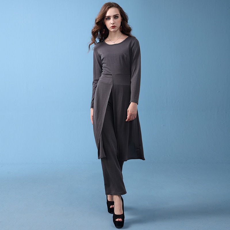 45岁妈妈不再连衣裙配高跟鞋，穿今年流行套装，邻居看了都说美