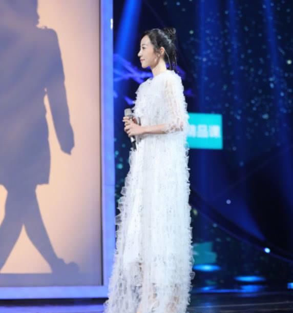 看似仙气十足的裙子,穿在韩雪身上怎么有点“肿”呢?