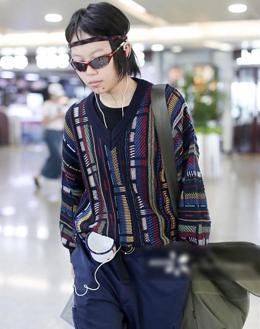 窦靖童洗掉了下巴线，裤子却让人犯尴尬症，网友：时尚过了也尴尬