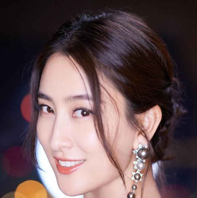 【凸显出】空气刘海该“退休”了!今年流行这3款刘海,明星们都“上头”了