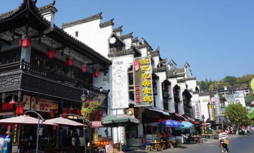 黄山市除了有黄山，还藏着两条有韵味的老街，绝对值得一去