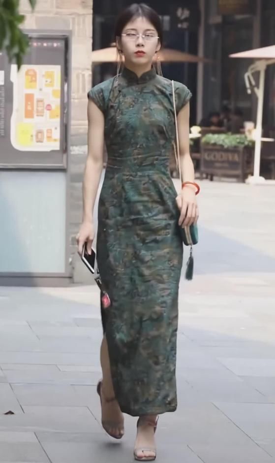 气质:原来“小腿粗”真不适合穿旗袍,高跟鞋也不顶用,一走路气质全无