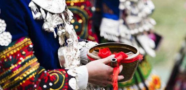 俄罗斯老外到贵州旅游，一进村就迷茫了：你们管这叫喝酒？