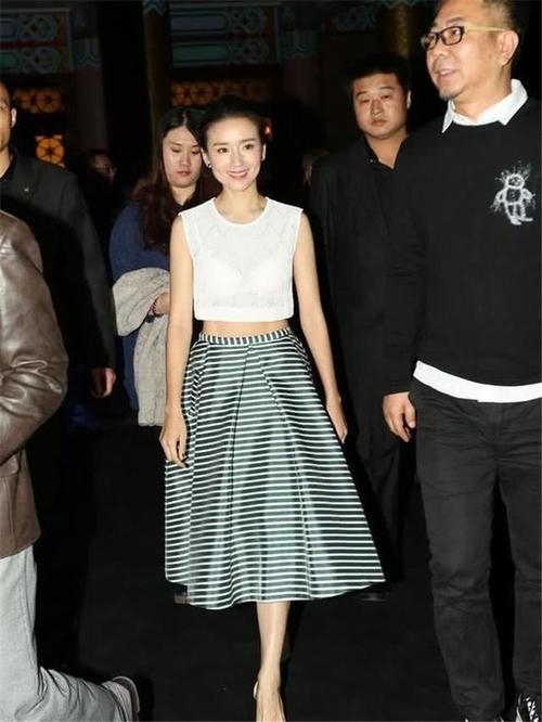 董洁真敢穿，蕾丝上衣太透了，网友：越来越有女人味了