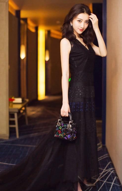 景甜为了秀腿也是拼了!直接把裤子剪成了“毛球”，不会扎人?