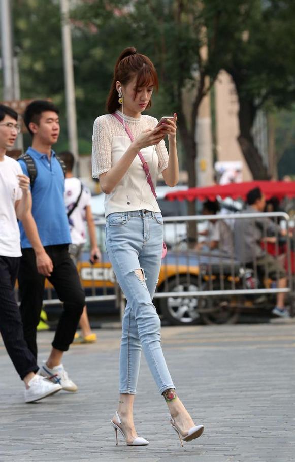 高跟鞋美拍：透明白色拼接高跟鞋，穿上使足弓和脚背更显曲线优美