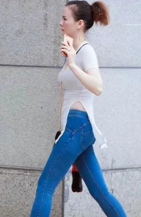 时尚:蓝色牛仔裤，穿起来总是令小姐姐们那样精神