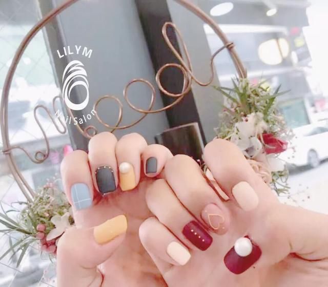 爱豆同款、时尚编辑的私心pick,未来一整年的美甲图案都在这里了