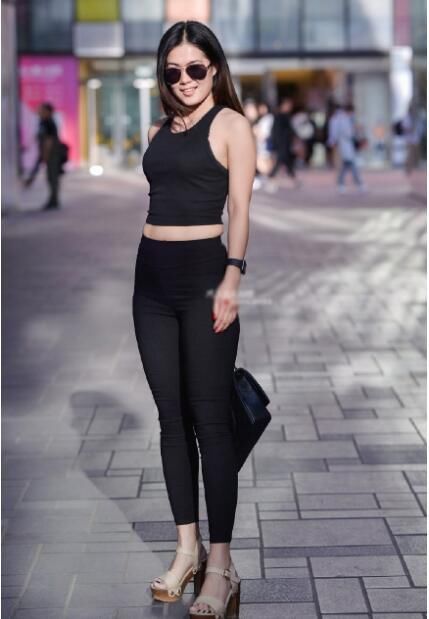 穿紧身裤小姐姐就是好看，走大街上很吸引众人眼光！