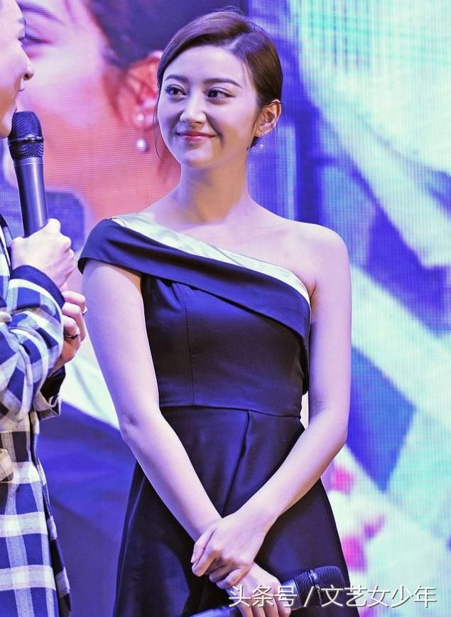 景甜未ps现场图曝光，眼袋明显老10岁，大大的双眼皮能夹死个苍蝇