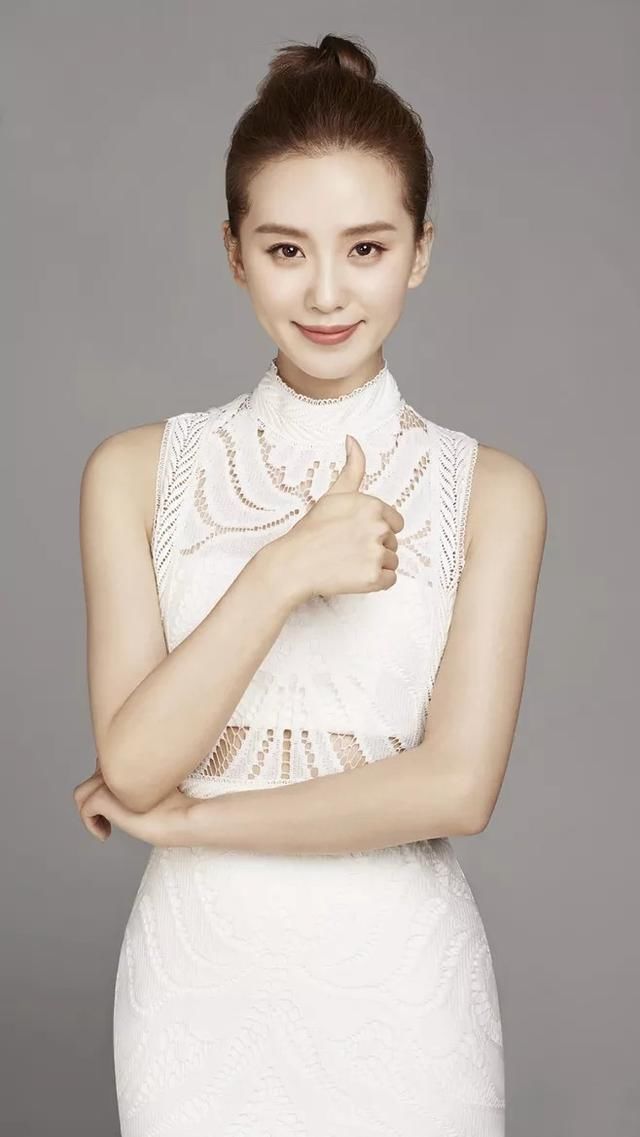 很多女星选择在出席活动的时选择镂空装,蒋欣性感,姓张的她最美