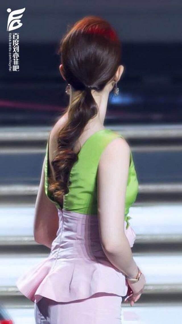 刘亦菲真会穿，选对了裙子秒变180，网友:看上去像一只蟠桃