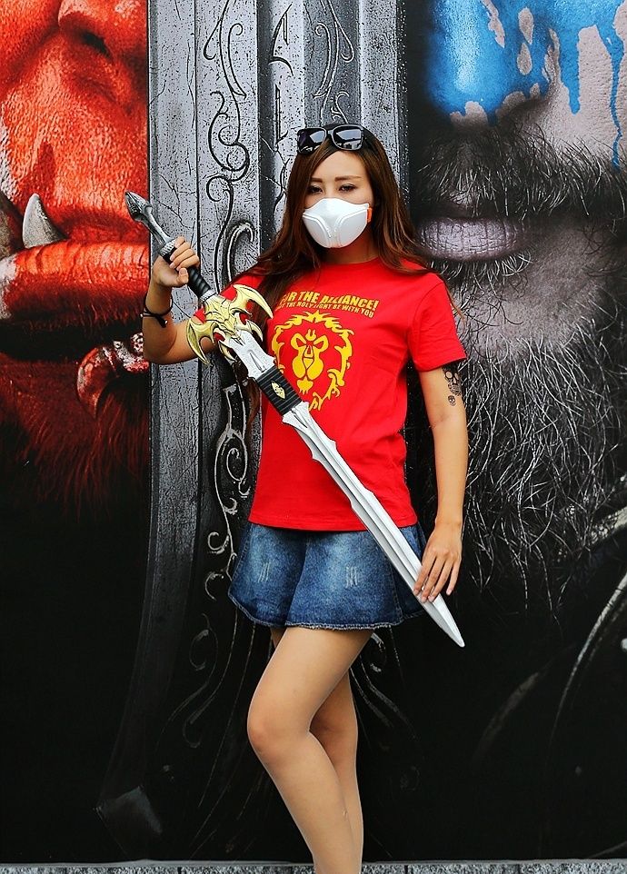 『服饰』街拍:让服饰搭配更有章法的白色口罩美女