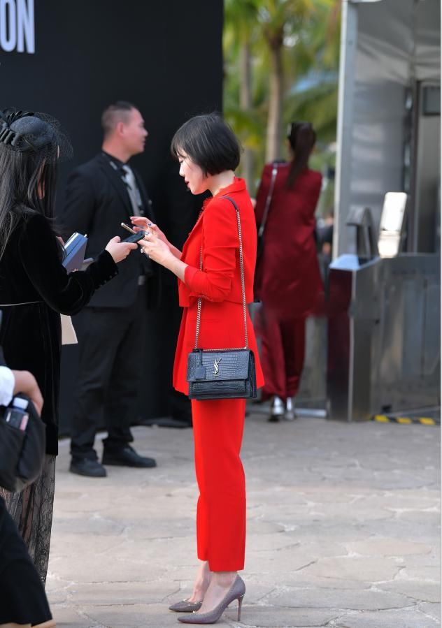  「气质」女神潮范儿美搭！街拍：美女西装当裙穿，气质出众，最后一位美翻！