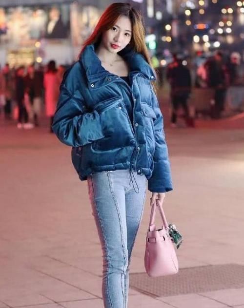  [气质]美女时尚街拍：妍姿俏丽的小姐姐，一条黑色的一字肩连衣裙，时尚魅力气质