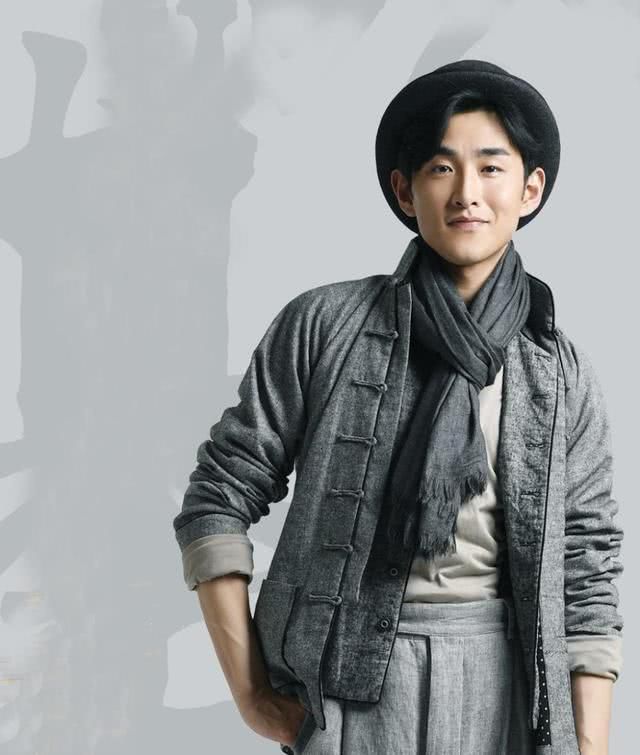 没再出现,他的儿子顾基则长得跟老爸一模一样,他们都是由王彦霖饰演的