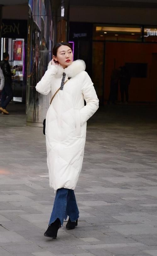  『女人味』路人街拍，小姐姐内搭粉色的淑女范连衣裙，是不是很有女人味