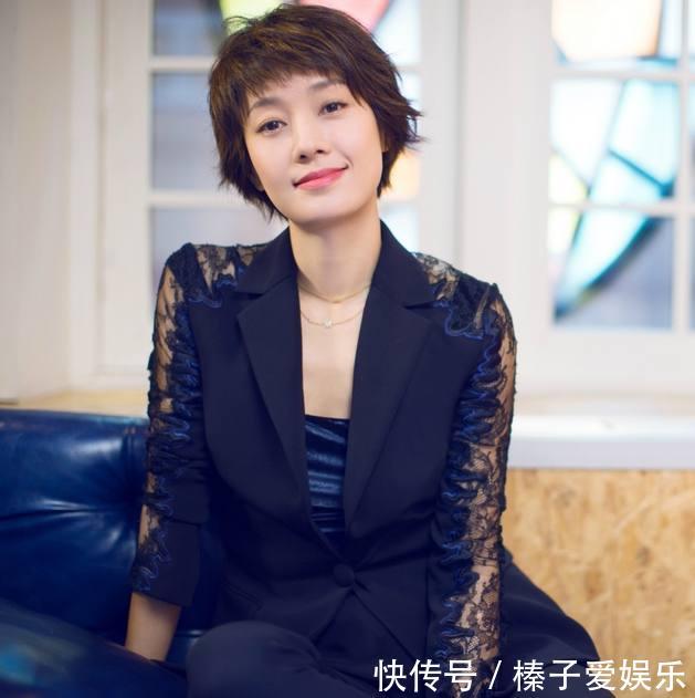 马伊琍现身活动，蕾丝西装惹人醉，网友：一般人这么穿丑哭了