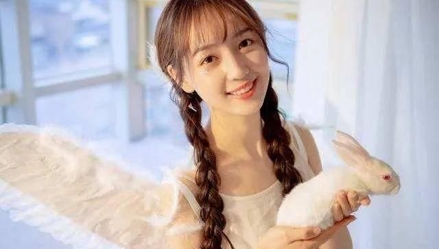  正威的表@秦牛正威，这女孩比杨超越还“不可靠”！