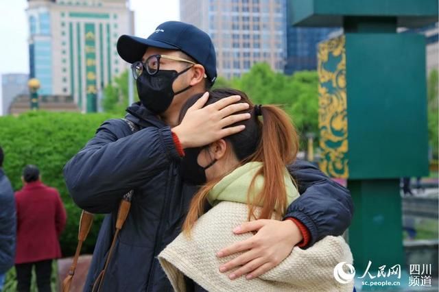 「成都」成都天府广场降半旗志哀