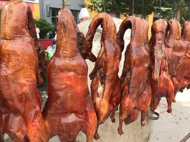  「家里」农村家养的鸭子16一斤，集市上烤鸭16一只，不怕赔钱吗