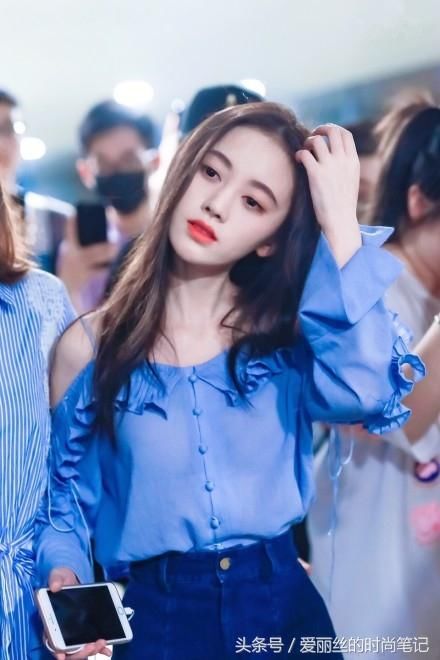 四千年美女鞠婧祎穿衣服靠两根线吊着，网友：断掉就尴尬了