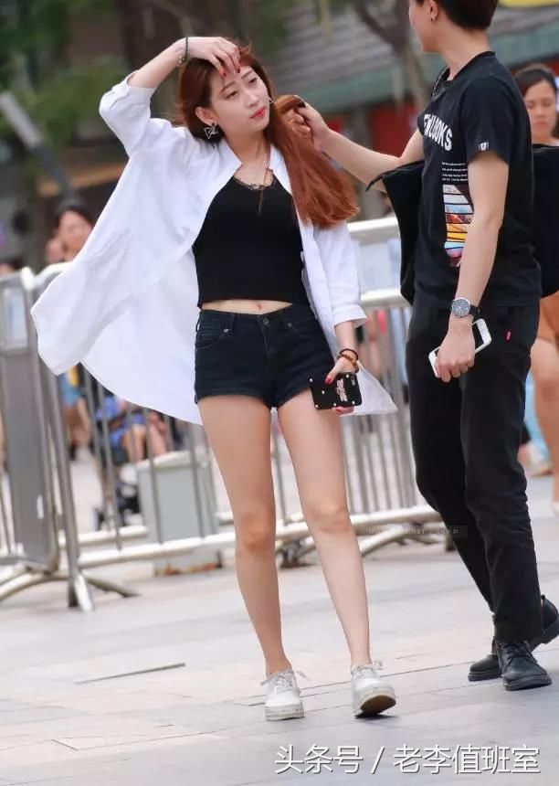 街拍:被男友扯着头发走的丰腴大白腿性感美女