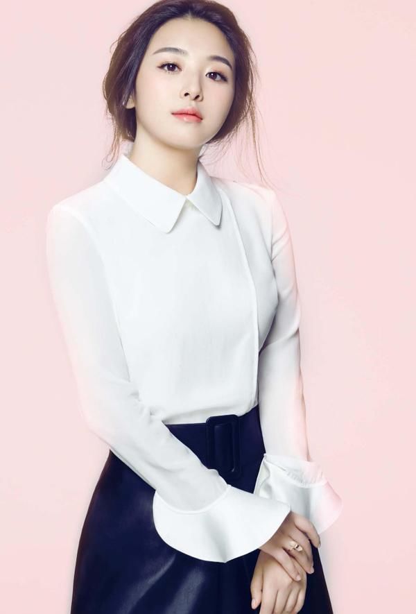 29岁张含韵太潮了！长裤外面还套半身裙，网友：时尚圈的人太难懂