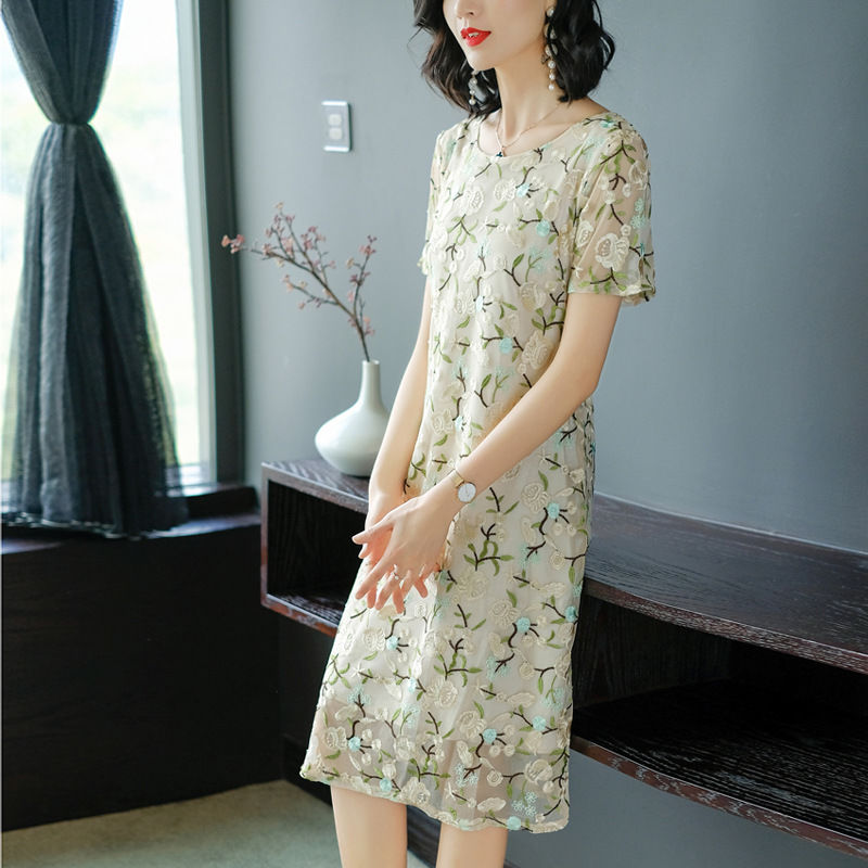 小姨从德国出差回来，穿上这样的连衣裙，实在太迷人，美到不敢认