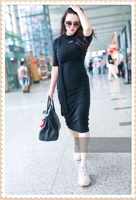 当徐冬冬和冉莹颖同穿紧身裙的那一刻,我才知道什么叫魔鬼身材!