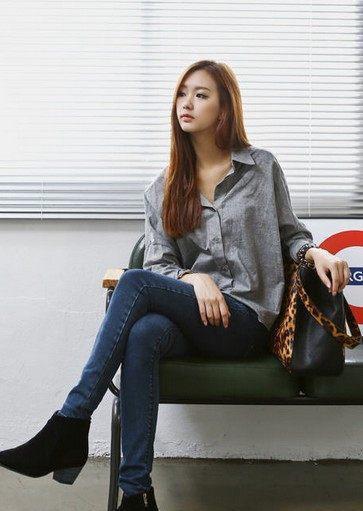 街拍紧身牛仔裤简单又时尚，个性的装扮百搭很受女人喜爱！