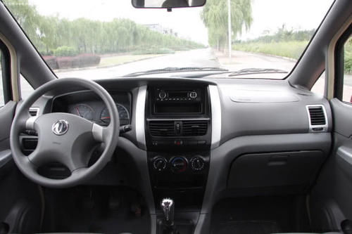  驾能■紧急情况下若司机不会踩刹车，自己坐在副驾能直接拉手刹