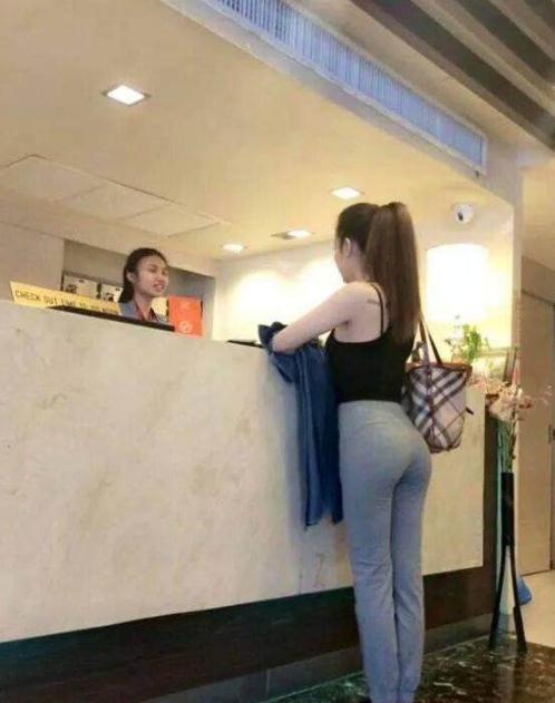 时尚街拍：两个小姐姐健身房里晒自拍, 秀出迷人身姿