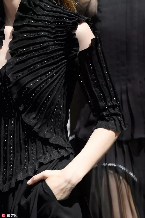 我们在巴黎大皇宫变的书报亭里问了周迅和刘雯一些小秘密……