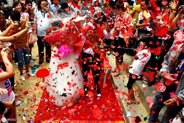 农村怪象！辍学打工者娶妻生子，而高学历的学生在农村却被剩下？