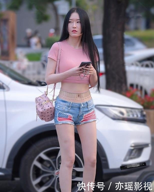 美女:美女街拍:性感美女肤若白璧,优雅知性韵味,迷人性感女人味