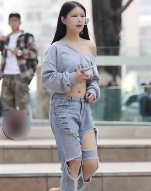  「小姐姐」时尚性感美女，漏肩装惊艳四方，破洞牛仔裤也是大胆