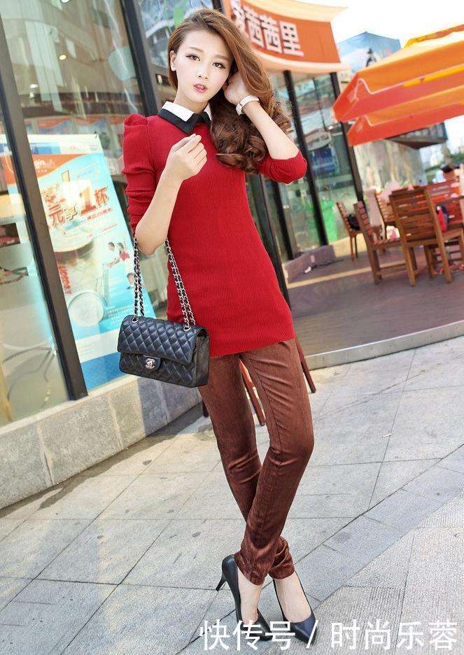 街拍：小姐姐美出新高度，牛仔裤展示腰身美好曲线