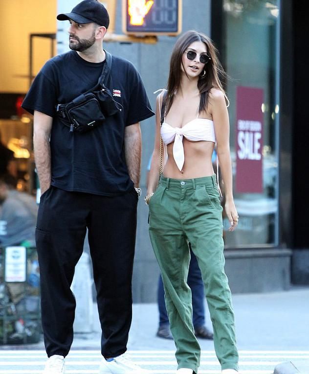 艾米丽身着性感上衣现身纽约，大秀性感身材，网友:真是太敢穿了