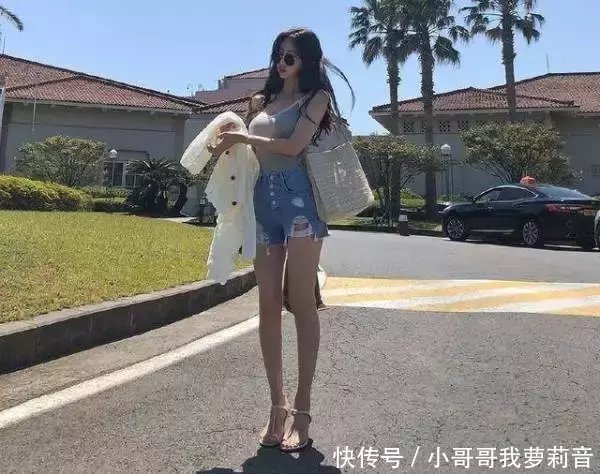 时尚街拍：简单大方的牛仔热裤,简约而不平庸,看上去更加的大气