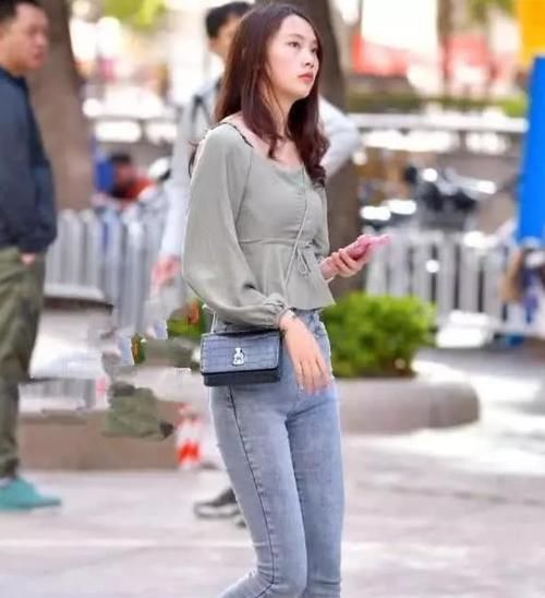 『气质』美女时尚街拍：丹唇外朗的美女，一件条纹上衣配黑色短裤，时尚休闲气质