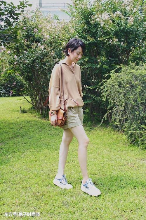 40岁海清真会保养，超短裤秀美腿，网友：真细，裤腿能塞两条腿