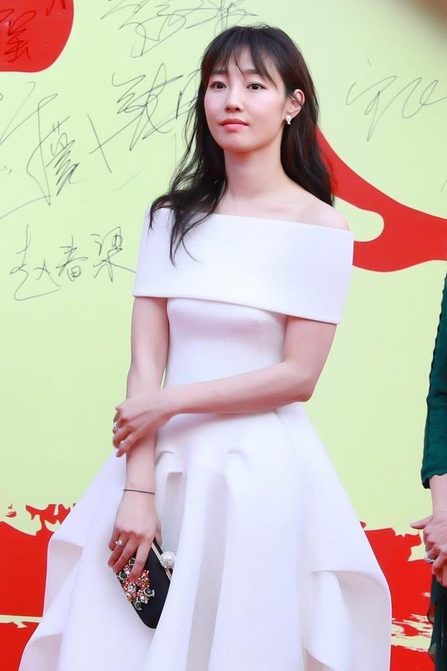 白百何身穿一字肩白色燕尾裙亮相 优雅大气 女人味十足