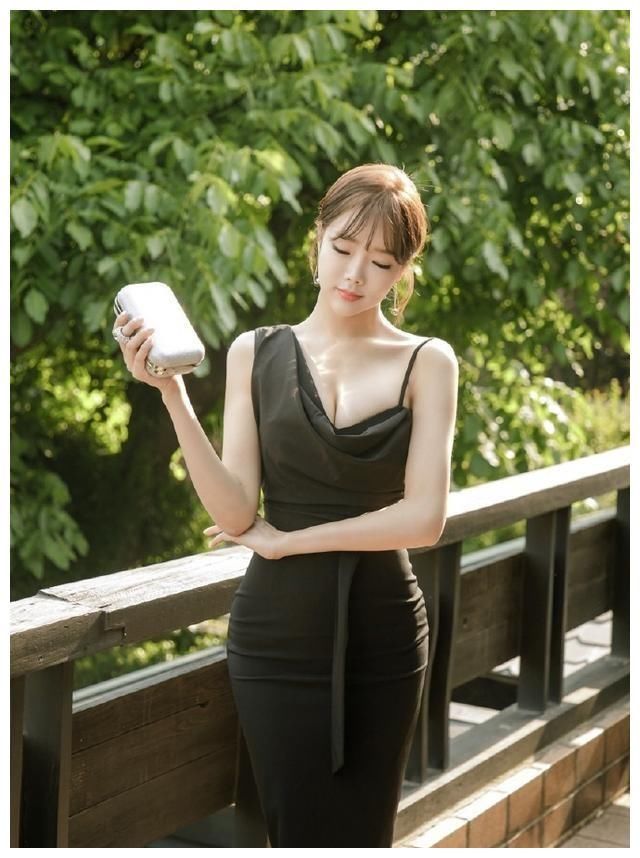 街拍：图1黑色超短裤，图2低胸连衣裙，图3身材丰满韵味十足！