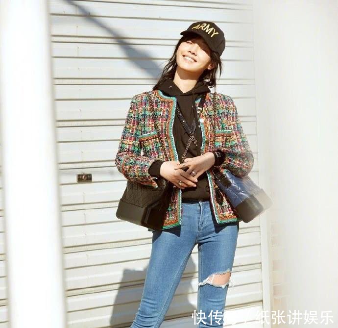 白百何穿蓝色牛仔裤, 下半身胖到让人挪不开眼, 网友: 太敢穿了!