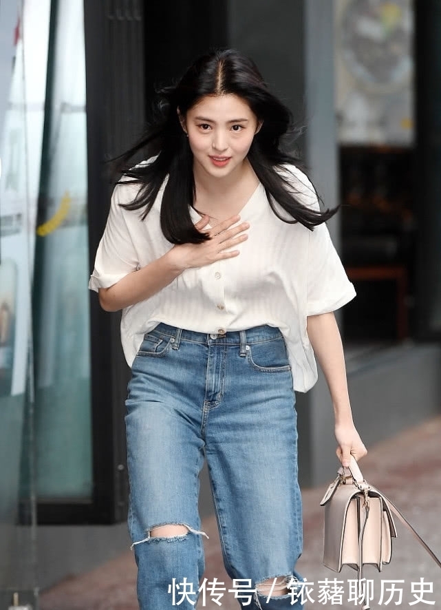 邻家:佳人韩素希打扮的如同邻家小妹,牛仔裤方头鞋清新自然