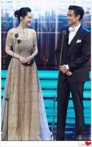 许晴你也太夸张了！裤子也能当鞋穿？网友：为显腿长豁出去了！