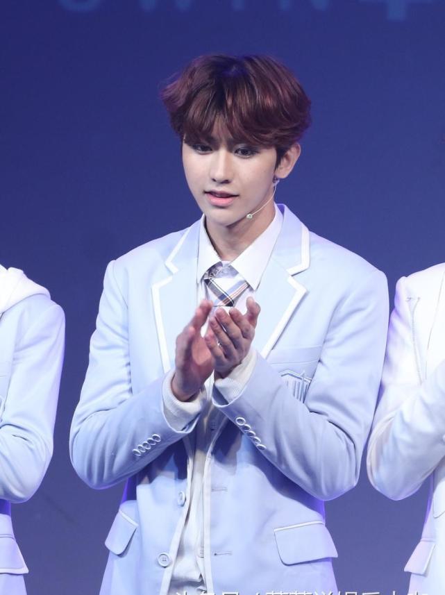 蔡徐坤参加某个综艺节目,网友说他的演艺之路