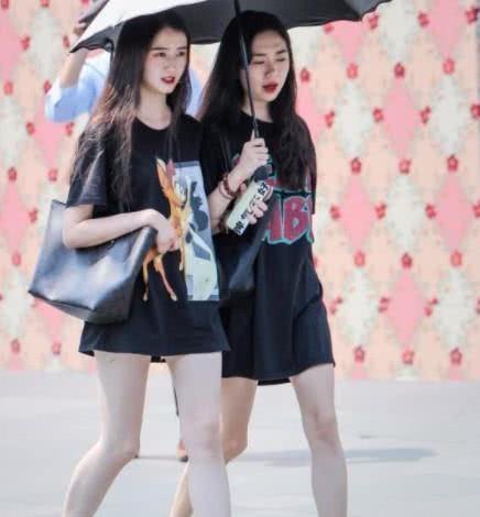 街拍：清纯可人有气质的小姐姐，外表上性感个性鹤立人群！