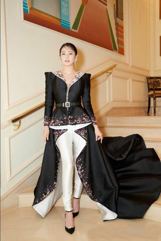 张雨绮真会玩，硬是把高跟鞋穿成了矮跟鞋！